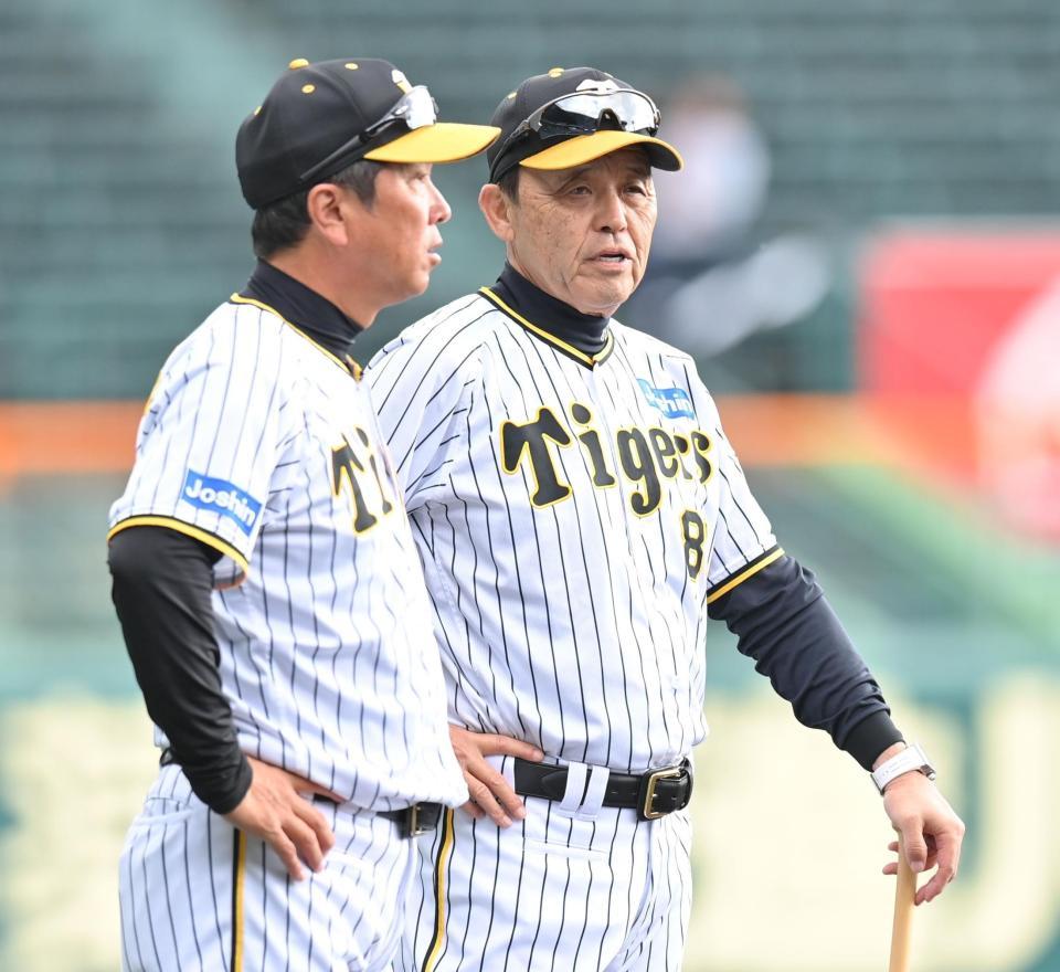 　水口コーチ（左）と話す岡田監督（撮影・西岡正）