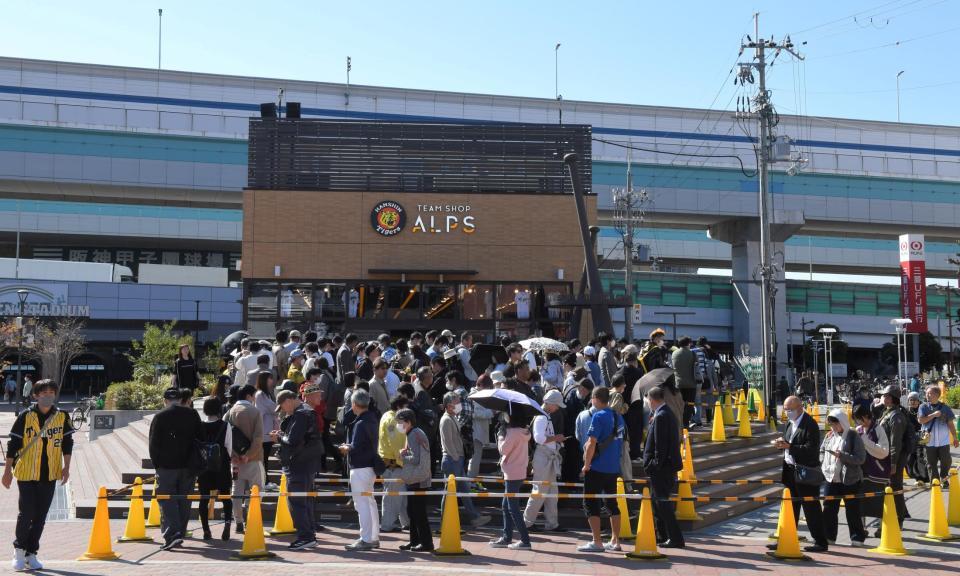 　午前中から長蛇の列ができた「チームショップアルプス」（撮影・高部洋祐）