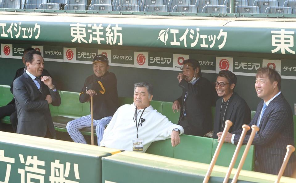 　試合前、槙原寛己氏（左手前）、鳥谷敬氏（右から２人目）らとベンチで談笑する岡田監督（左から３人目）＝撮影・高部洋祐