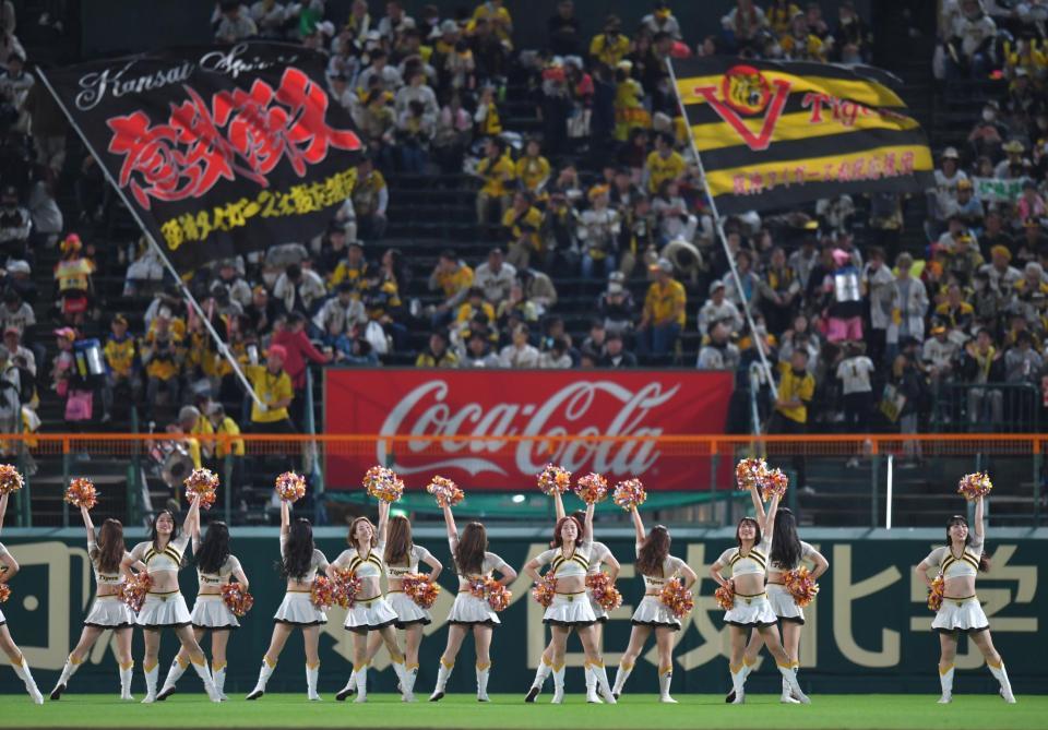 日本シリーズ 甲子園のスタンドはほぼ阪神ファン ビジター応援席は左翼
