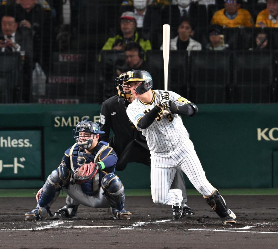 　２回、右前打を放つ大山（撮影・金田祐二）