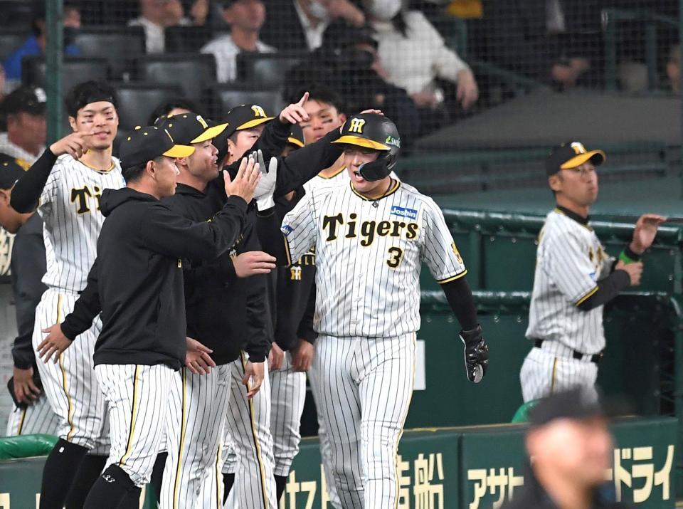 　２回、坂本の二ゴロの間に生還し、ナインに迎えられる大山（中央）＝撮影・北村雅宏