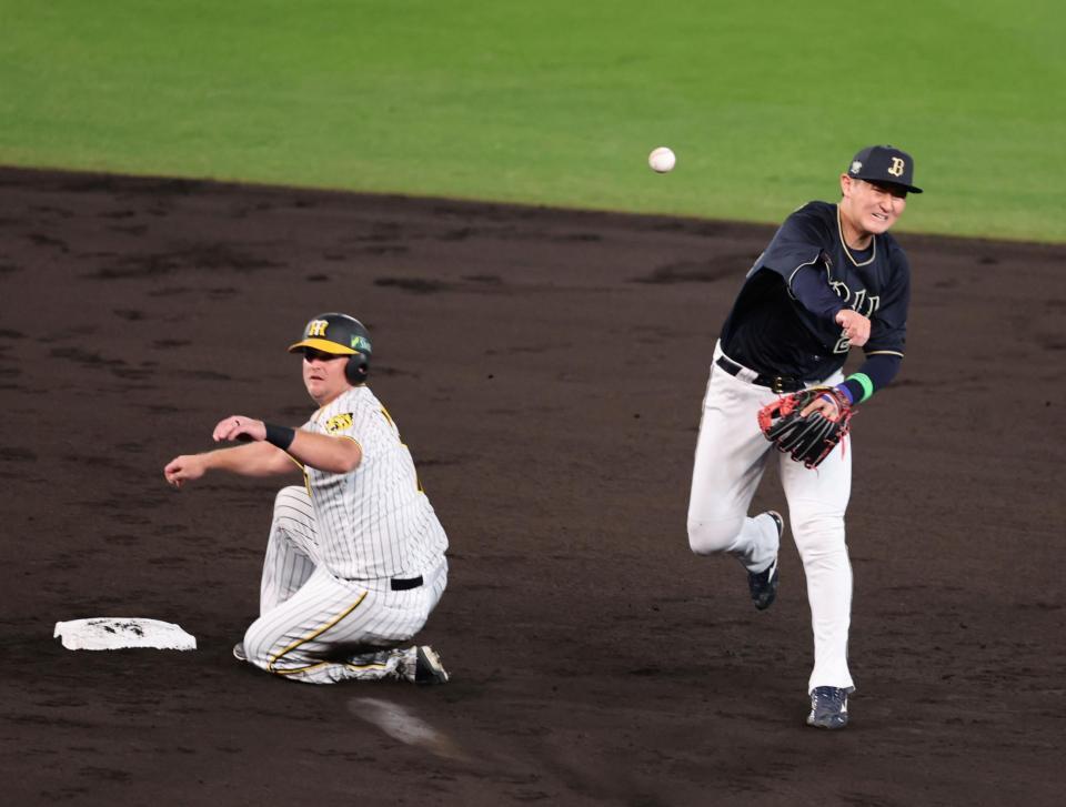 　２回、ゴンザレスが坂本の打球を好捕し二塁へ送球し、紅林は一塁へ送球するも併殺が奪えず先制を許す（撮影・山口登）