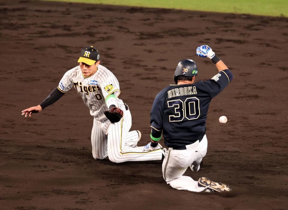 　５回、東の送りバントを捕球した伊藤将が二塁へ悪送球となり木浪は捕球できず（走者・広岡）＝撮影・山口登