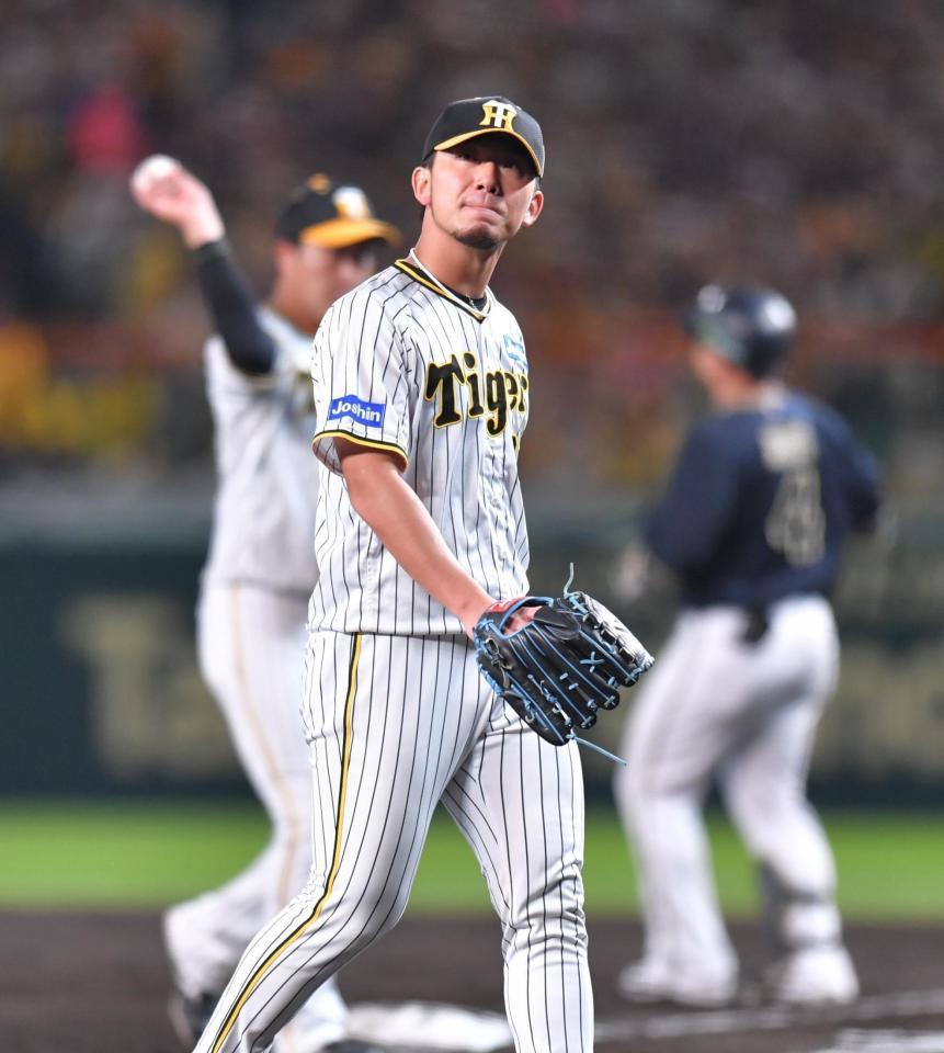 　５回、４点目を失い、悔しそうにベンチへ戻る伊藤将（撮影・西岡正）