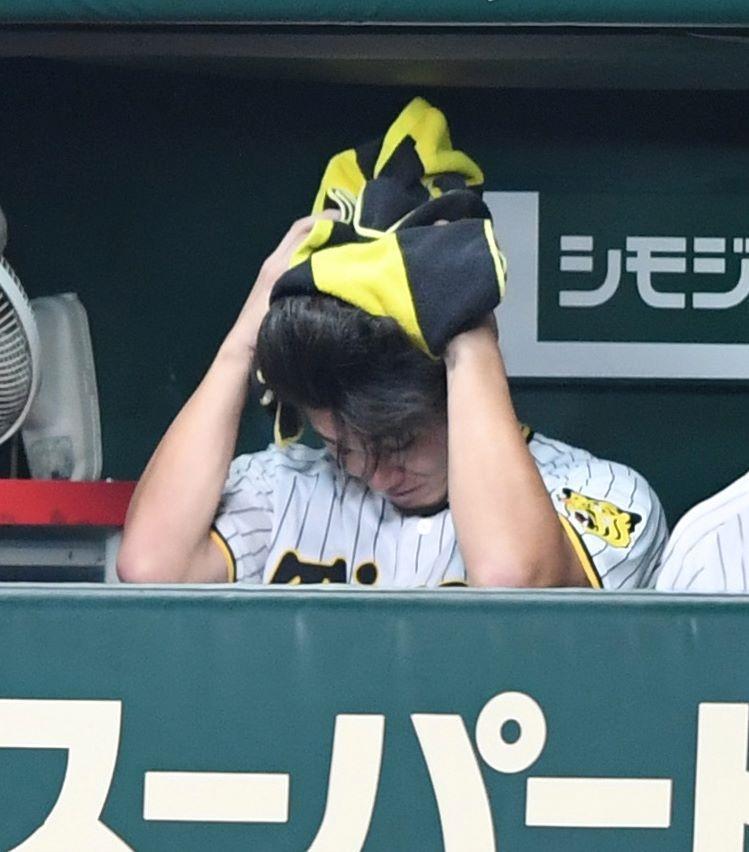 　５回に３失点を喫した伊藤将ベンチで汗を拭く（撮影・中田匡峻）
