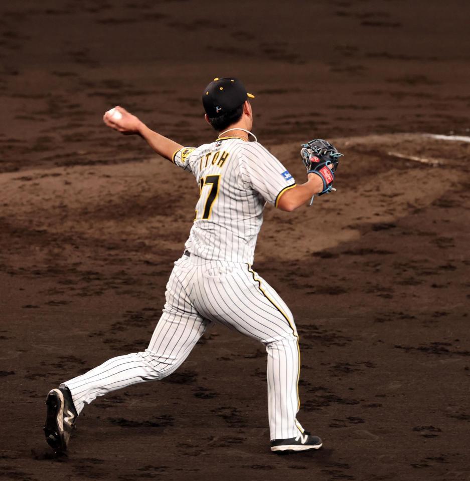 　５回、東の送りバントを捕球した伊藤将は二塁へ悪送球する（撮影・山口登）