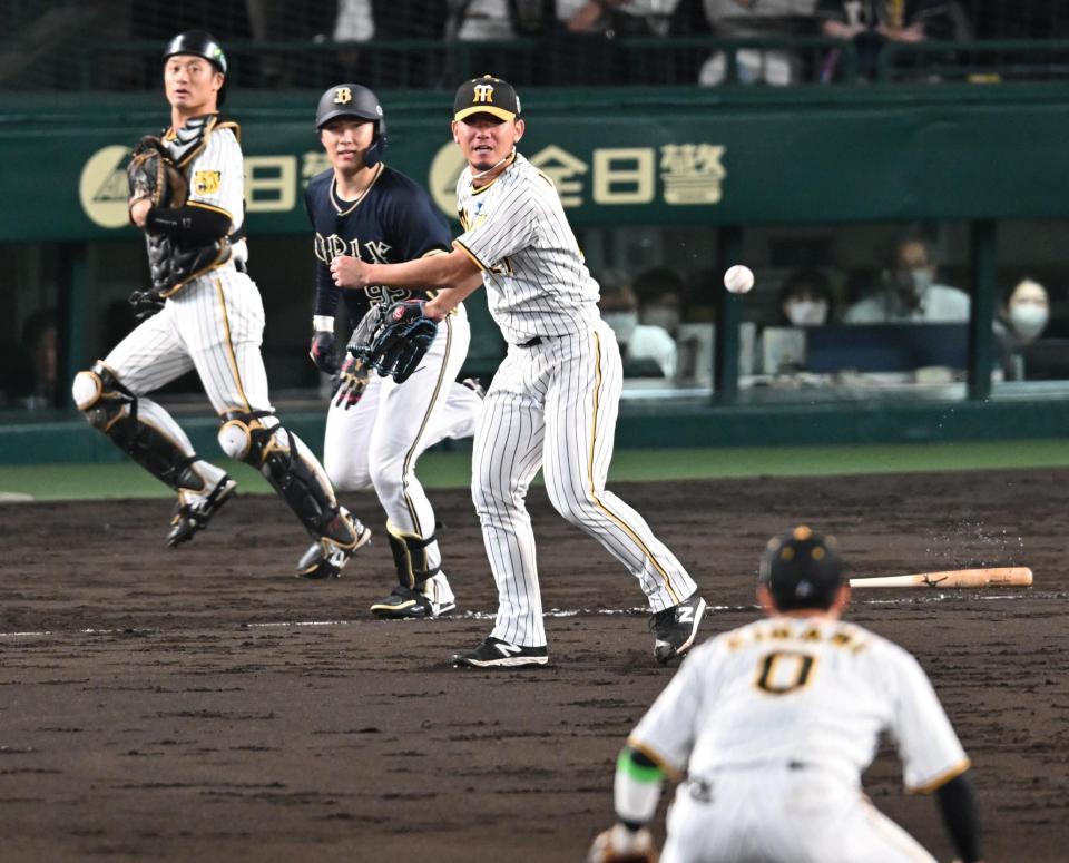 　５回、東の送りバントを二塁へ悪送球する伊藤将（撮影・金田祐二）