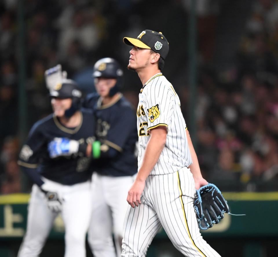 　５回、宗に２点適時二塁打を浴びた伊藤将（右）＝撮影・中田匡峻