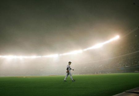 　霧の中を引き揚げる金本