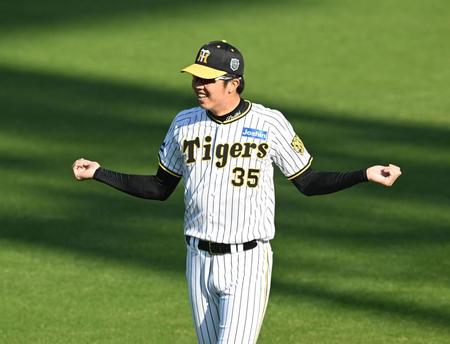 　調整する才木（撮影・金田祐二）