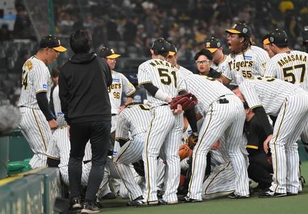 　試合前、円陣を組む阪神ナイン（撮影・高部洋祐）