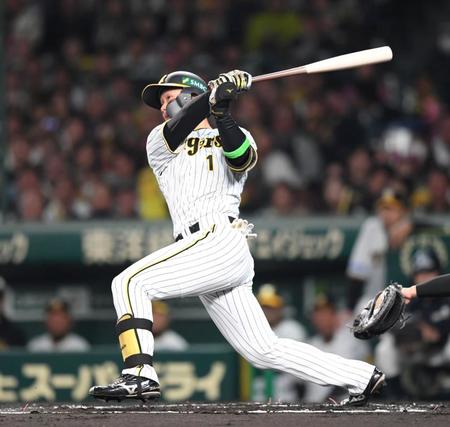 　１回、先制適時二塁打を放つ森下（撮影・中田匡峻）