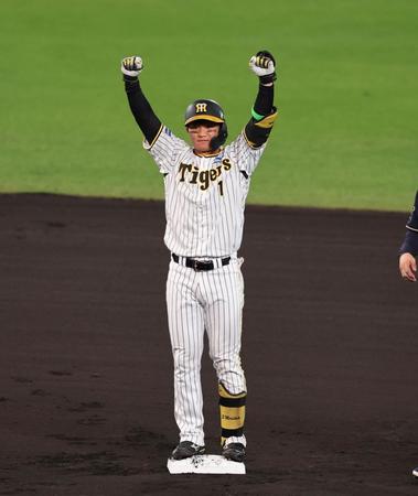 　１回、森下は左中間に先制適時二塁打を放ち二塁ベース上で両手を突き上げ喜ぶ（撮影・山口登）
