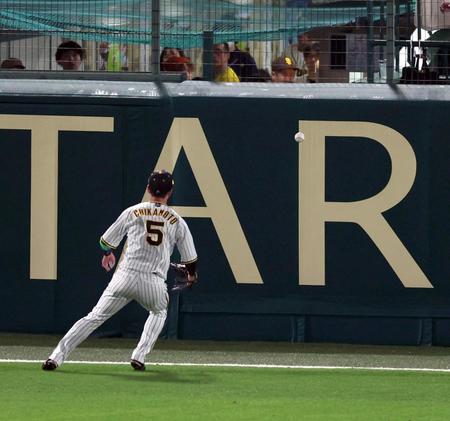 　２回、頓宮のフェンス直撃の打球処理を誤る近本（撮影・山口登）