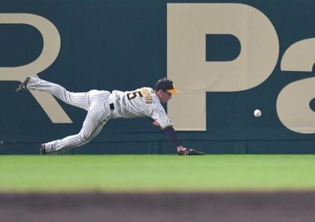 　２回、頓宮の打球に近本が飛びつくも届かず、三塁打となる（撮影・西岡正）