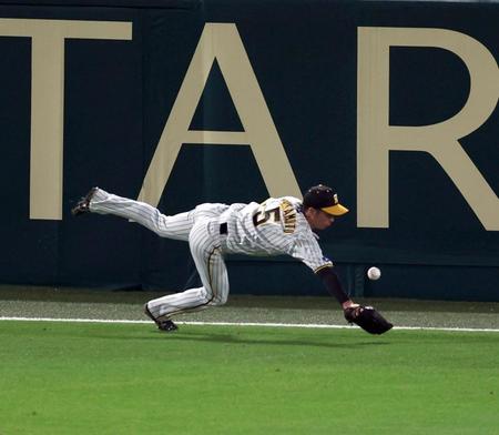 　２回、頓宮のフェンス直撃の打球処理を誤る近本（撮影・山口登）