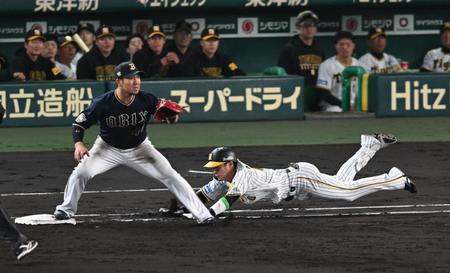 　２回、セカンドへの打球でヘッドスライディングする木浪（撮影・金田祐二）