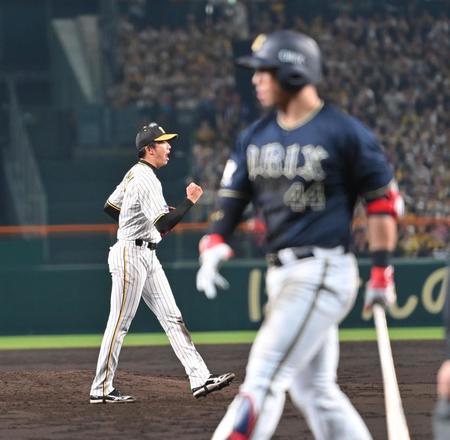 　３回、頓宮を空振り三振に打ち取ってピンチをしのぎ、ガッツポーズの才木（撮影・西岡正）