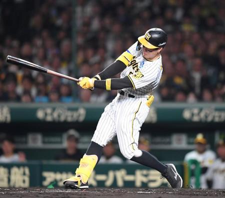 　３回、空振り三振に倒れる佐藤輝（撮影・中田匡峻）