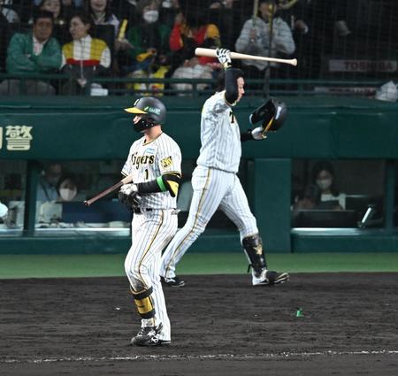 　９回、申告敬遠される森下。右奥は大山（撮影・金田祐二）