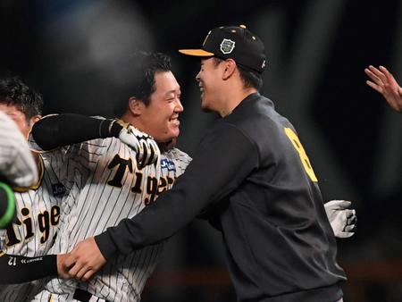 　９回、サヨナラ打を放った大山（左）は佐藤輝と抱擁を交わす（撮影・中田匡峻）