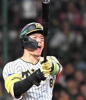 　８回、空振りし声を張り上げる佐藤輝（撮影・高部洋祐）