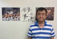 　リーグ優勝日が入った岡田監督直筆のサインの横に立つ中谷さん