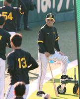 　練習を見守る岡田監督（撮影・立川洋一郎）