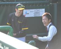 　試合前、赤星憲広氏（右）と談笑する近本（撮影・高部洋祐）
