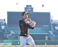 　ノックを受ける湯浅（撮影・西岡正）