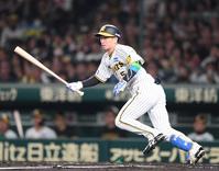 　２回、左前に勝ち越し適時打を放つ近本（撮影・中田匡峻）