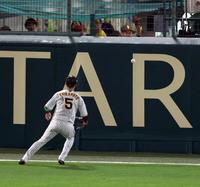 　２回、頓宮のフェンス直撃の打球処理を誤る近本（撮影・山口登）