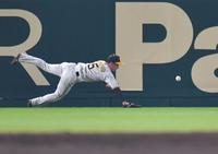 　２回、頓宮の打球に近本が飛びつくも届かず、三塁打となる（撮影・西岡正）