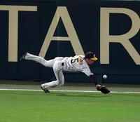 　２回、頓宮のフェンス直撃の打球処理を誤る近本（撮影・山口登）