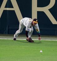 　２回、頓宮のフェンス直撃の打球処理を誤る近本（撮影・山口登）