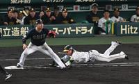 　２回、セカンドへの打球でヘッドスライディングする木浪（撮影・金田祐二）