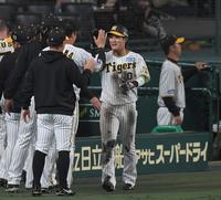 　２回、近本の適時打で勝ち越しの生還を果たした木浪（中央）はナインに迎えられる（撮影・北村雅宏）