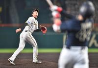 　５回、頓宮を一邪飛に打ち取る才木（撮影・西岡正）