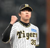 　５回、頓宮を一邪飛に打ち取り、ガッツポーズを決める才木（撮影・高部洋祐）