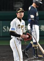 　血がついたユニホームの才木（撮影・金田祐二）