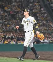 　７回途中、ベンチに下がる佐藤輝（撮影・高部洋祐）