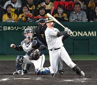 　９回、サヨナラ打を放つ大山（撮影・金田祐二）