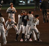 　サヨナラ打を放った大山に抱きつく佐藤輝（撮影・金田祐二）