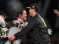 　９回、サヨナラ打を放った大山（左）は佐藤輝と抱擁を交わす（撮影・中田匡峻）