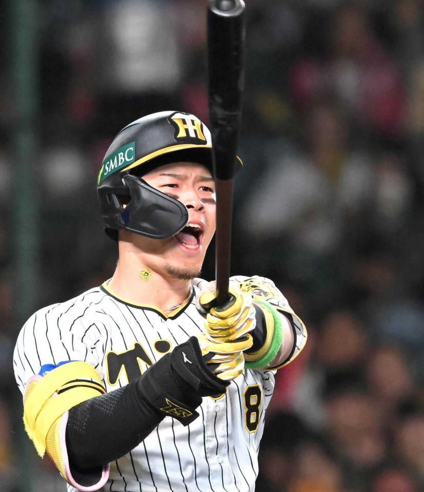 　８回、空振りし声を張り上げる佐藤輝（撮影・高部洋祐）