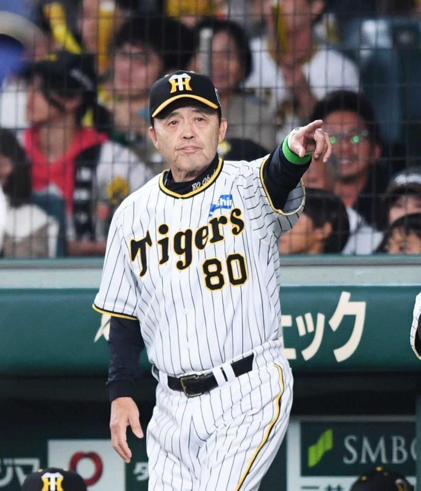 　５回、伊藤将に代え、渡辺諒を代打に送る岡田監督