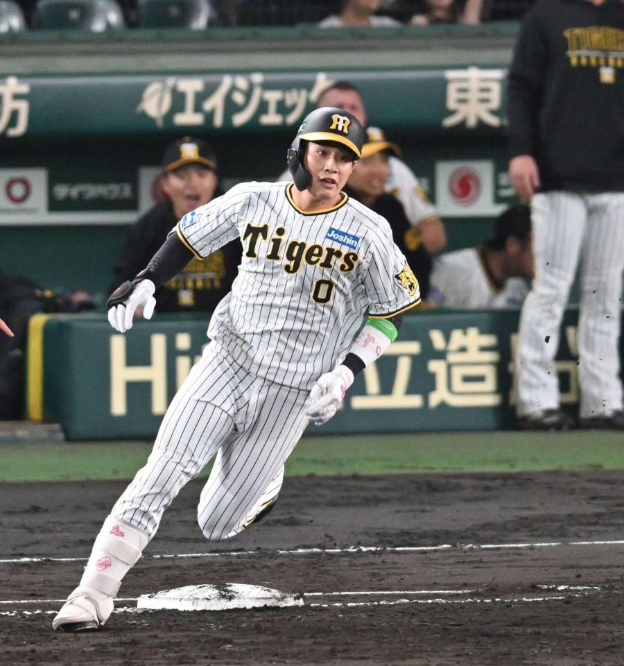 　２回、二塁打を放ち、二塁へ向かう木浪（撮影・金田祐二）