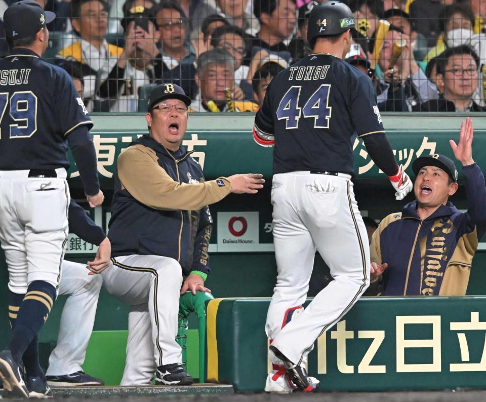 　４回、頓宮（４４）を迎える水本ヘッド（左）