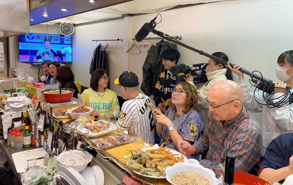 　日本シリーズ初戦はテレビ局の取材が入り、盛り上がる居酒屋「ＫＥＮＰＥＩ」の店内